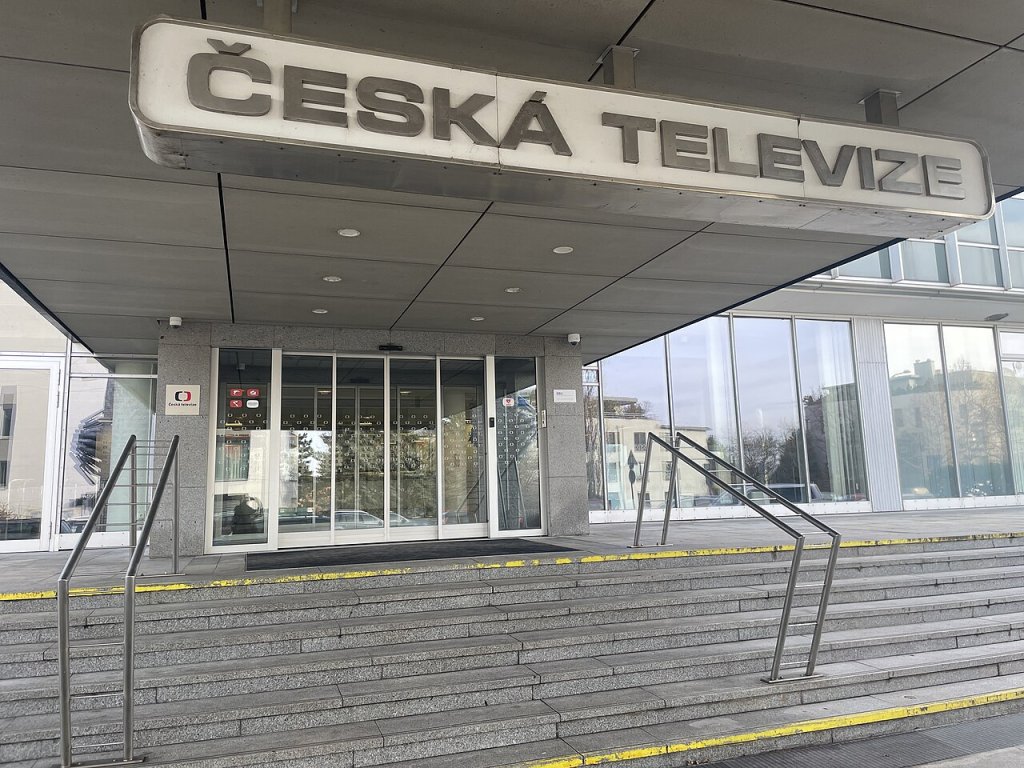 Вход штаб-квартиры Česká televize - вещатель официально отказался от Евровидения-2027
