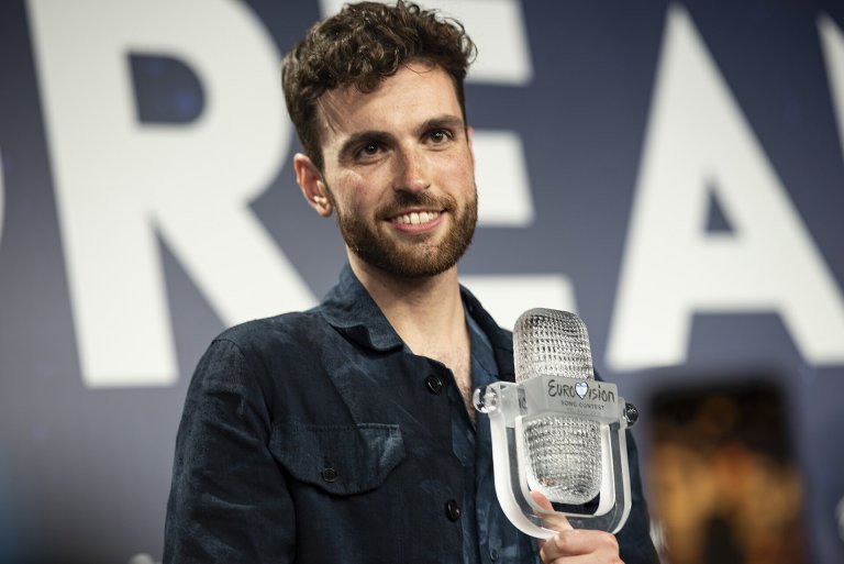 Duncan Laurence с кубком Евровидения 2019
