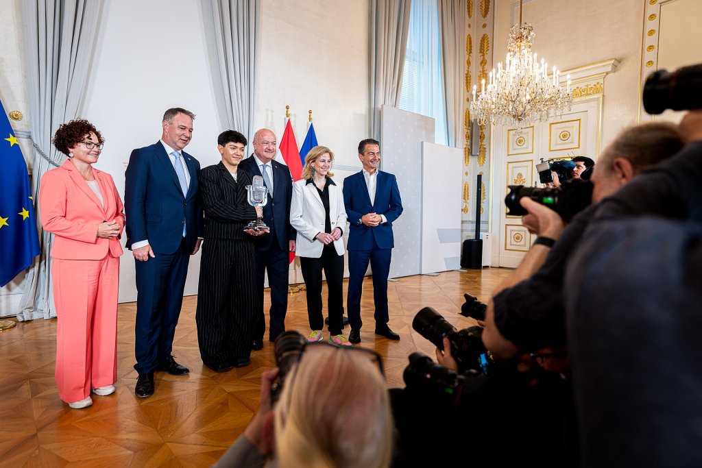JJ с кубком Евровидения 2025 на приёме в Вене