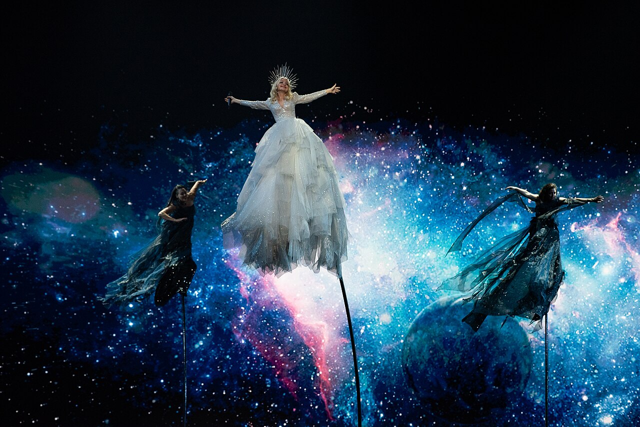 Кейт Миллер-Хайдке (Kate Miller-Heidke) исполняет Zero Gravity на Евровидении-2019 в Тель-Авиве