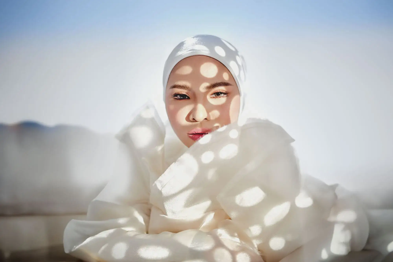 Aina Abdul в белом образе на фоне неба - промо к песне Bluest Sky